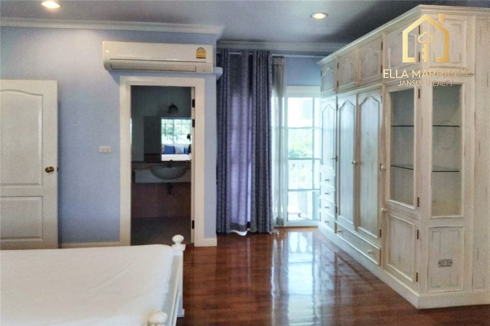 4-Bedroom House 12