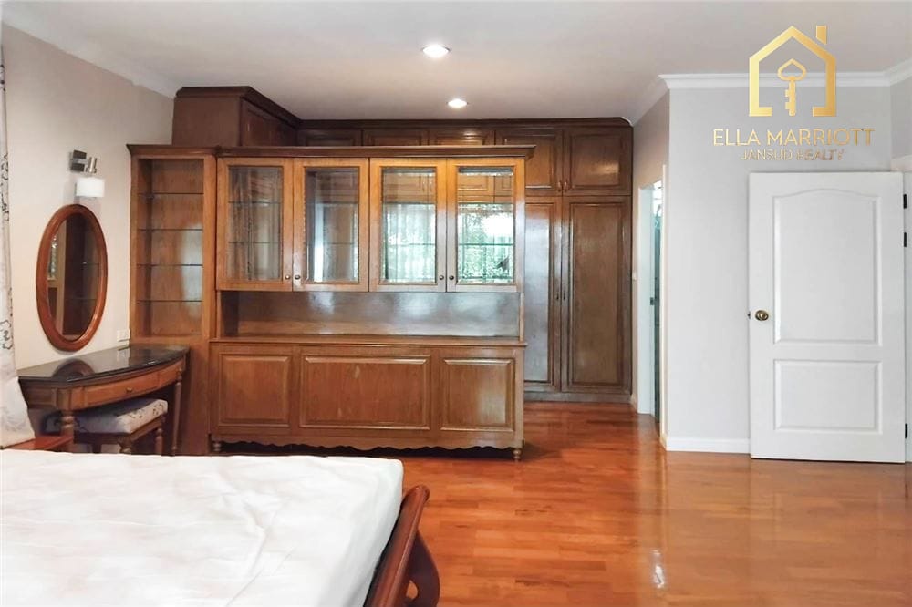 4-Bedroom House 14
