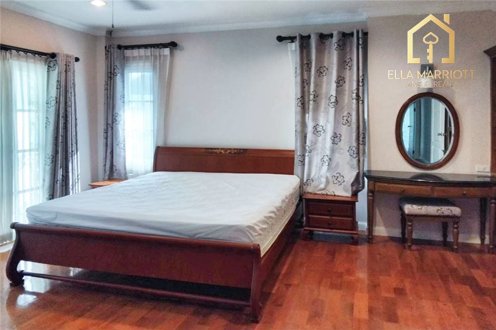 4-Bedroom House 15