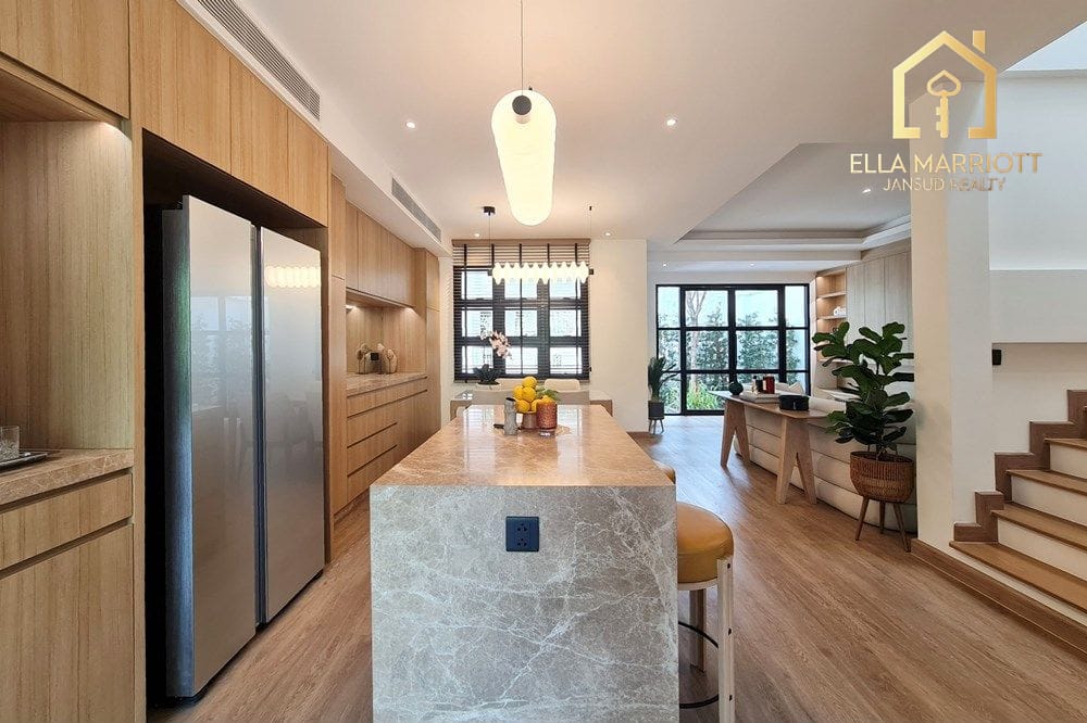 Bright & Spacious Renovated Townhouse in Sukhumvit 10