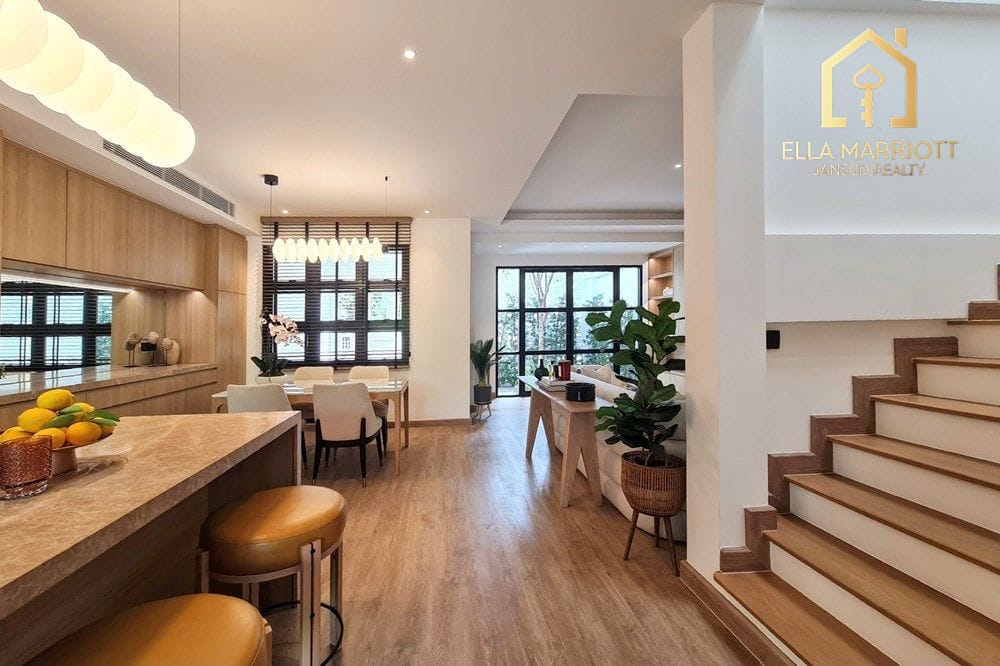 Bright & Spacious Renovated Townhouse in Sukhumvit 11
