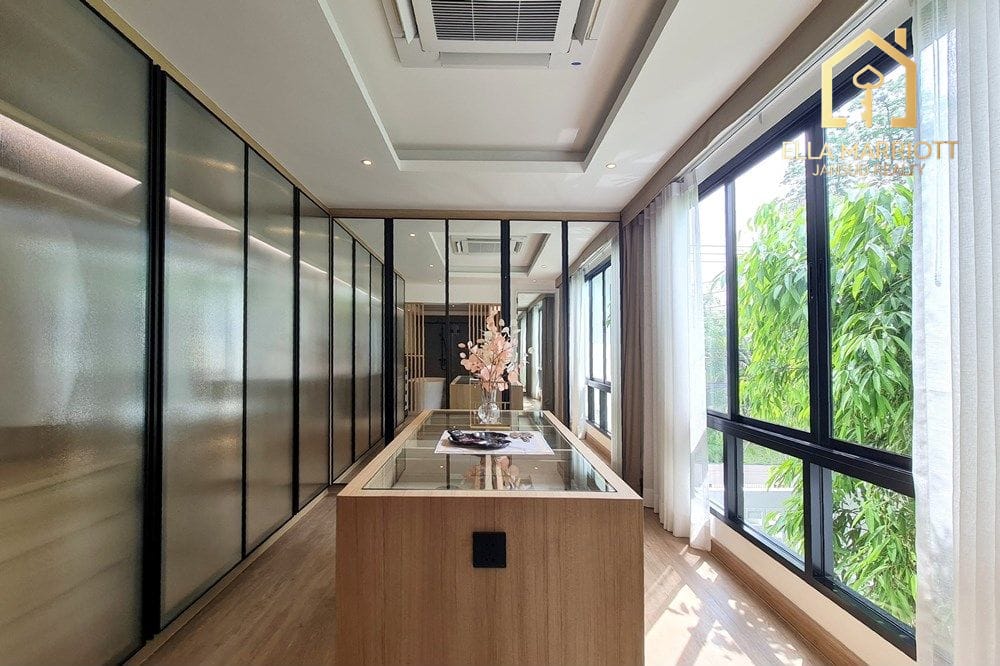 Bright & Spacious Renovated Townhouse in Sukhumvit 16