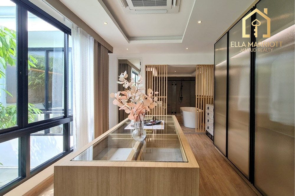 Bright & Spacious Renovated Townhouse in Sukhumvit 17