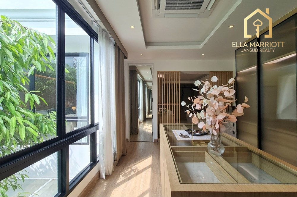 Bright & Spacious Renovated Townhouse in Sukhumvit 18