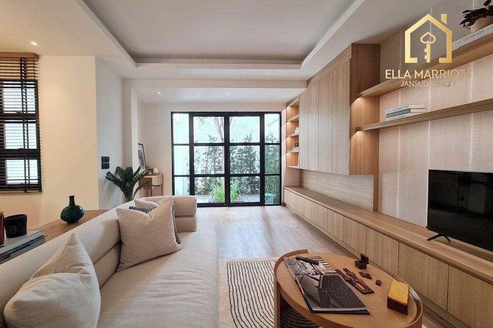 Bright & Spacious Renovated Townhouse in Sukhumvit 2