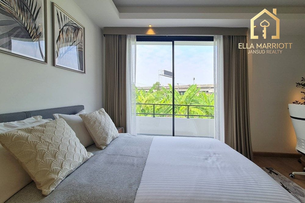 Bright & Spacious Renovated Townhouse in Sukhumvit 20