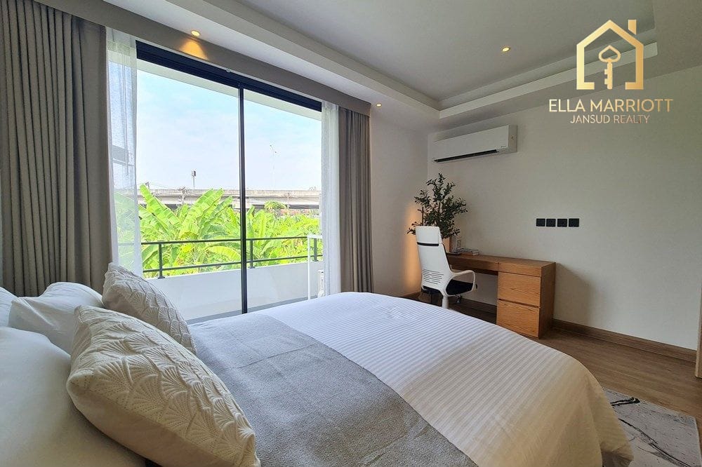 Bright & Spacious Renovated Townhouse in Sukhumvit 21