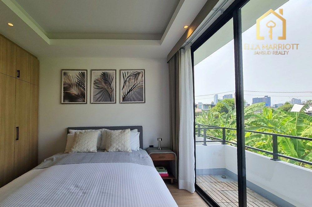 Bright & Spacious Renovated Townhouse in Sukhumvit 22