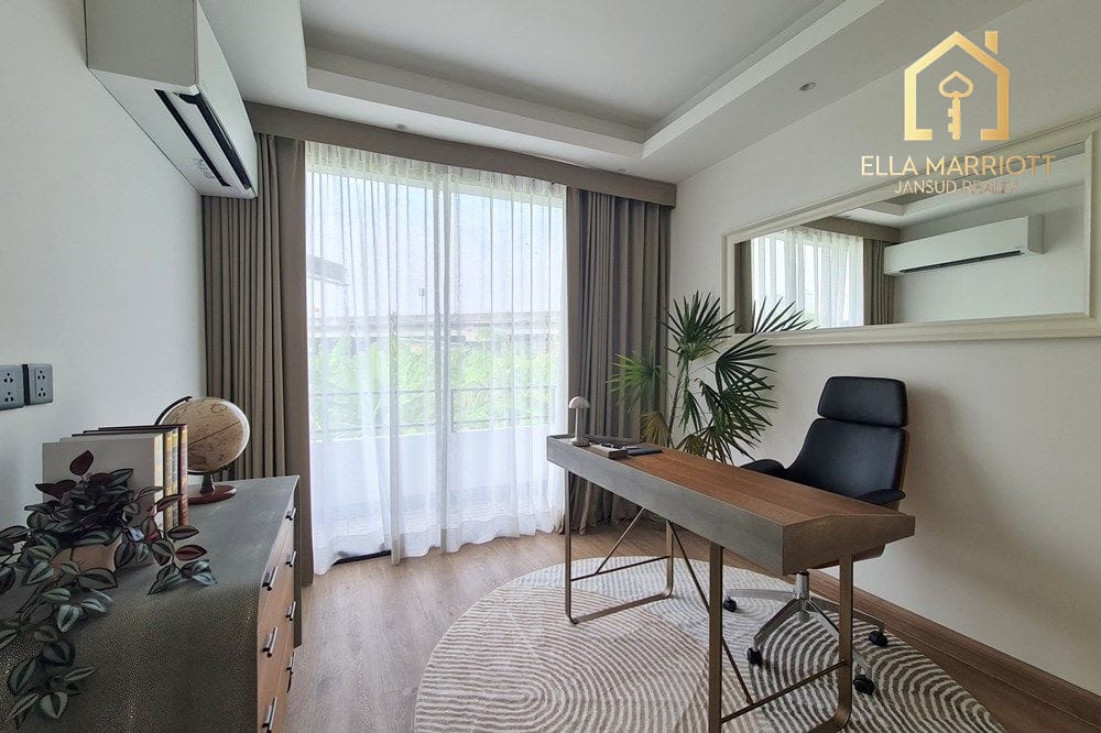 Bright & Spacious Renovated Townhouse in Sukhumvit 23