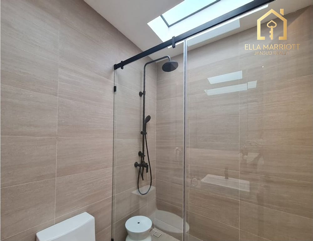 Bright & Spacious Renovated Townhouse in Sukhumvit 24