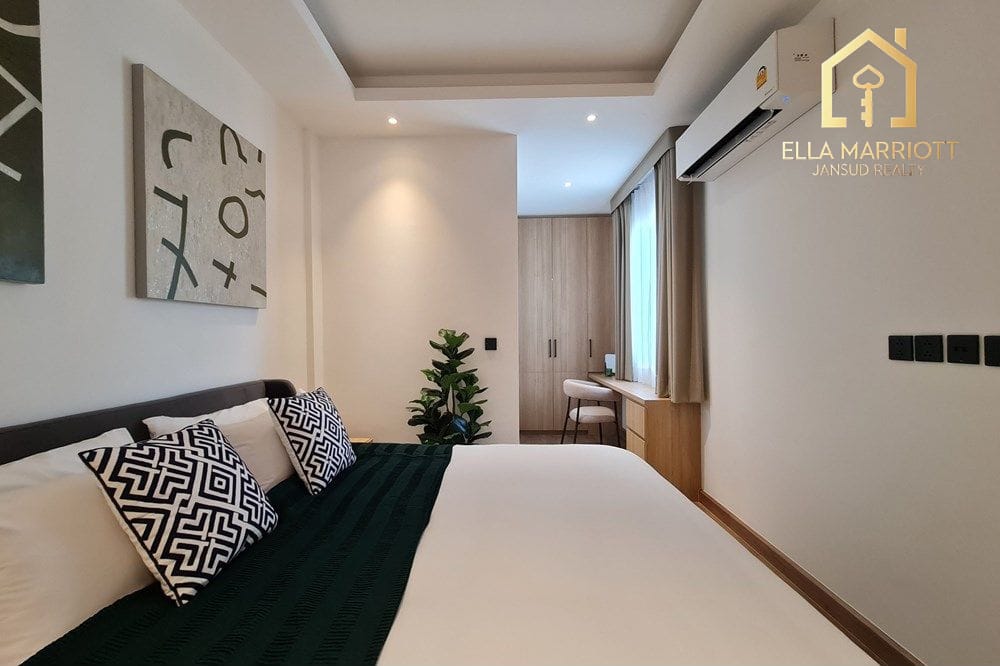 Bright & Spacious Renovated Townhouse in Sukhumvit 25