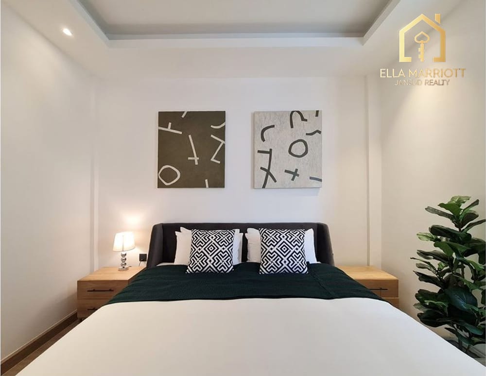 Bright & Spacious Renovated Townhouse in Sukhumvit 26
