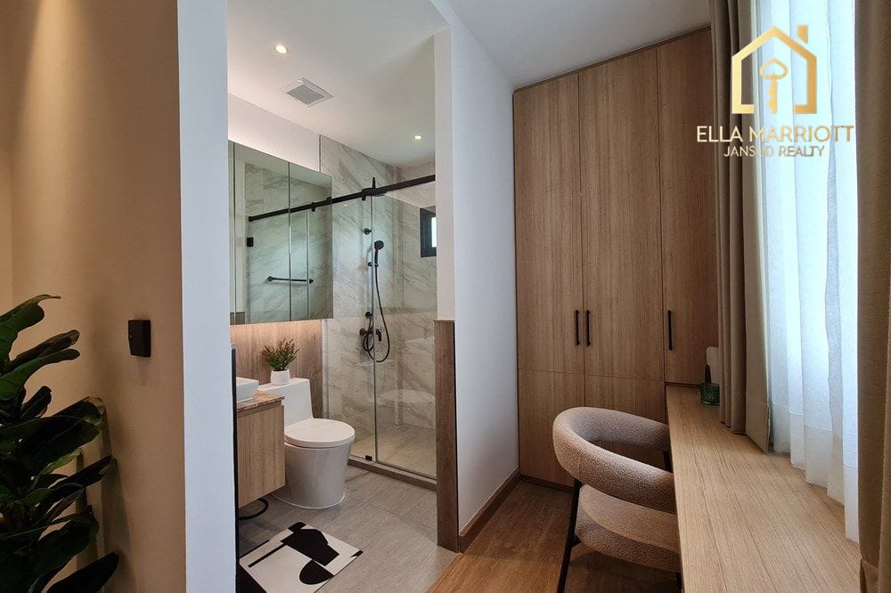 Bright & Spacious Renovated Townhouse in Sukhumvit 27
