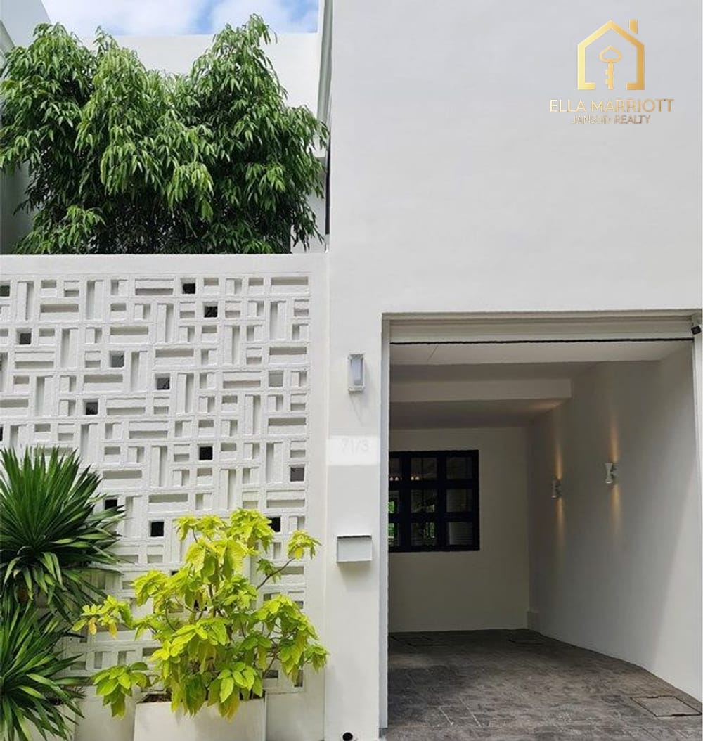 Bright & Spacious Renovated Townhouse in Sukhumvit 28