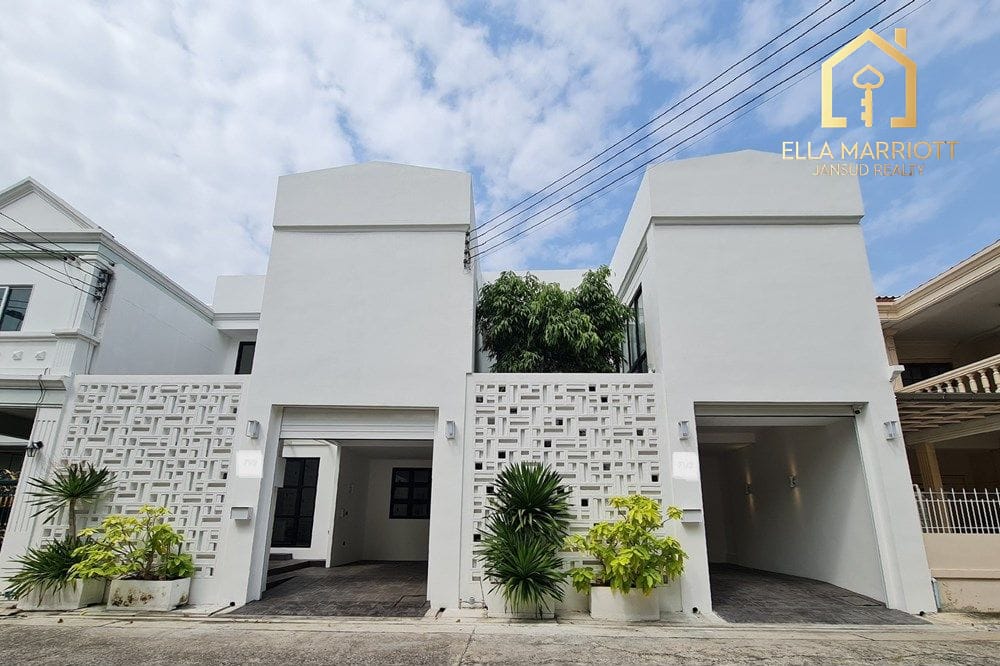 Bright & Spacious Renovated Townhouse in Sukhumvit 29