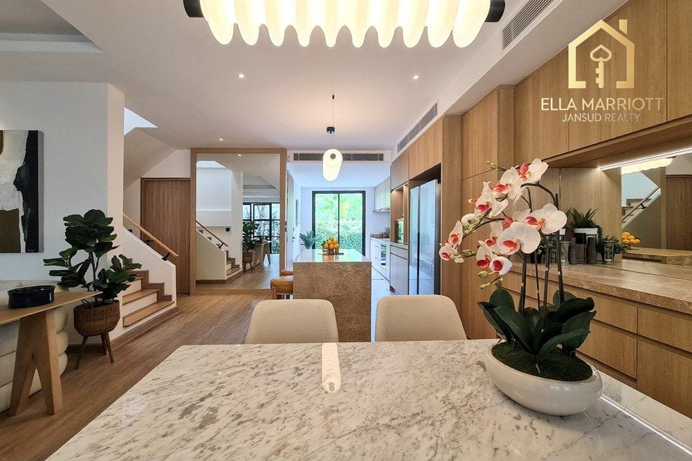 Bright & Spacious Renovated Townhouse in Sukhumvit 8