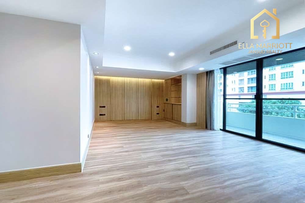 Stylishly Renovated 4 Bedroom Unit Just Steps Away from BTS Promphong! 10