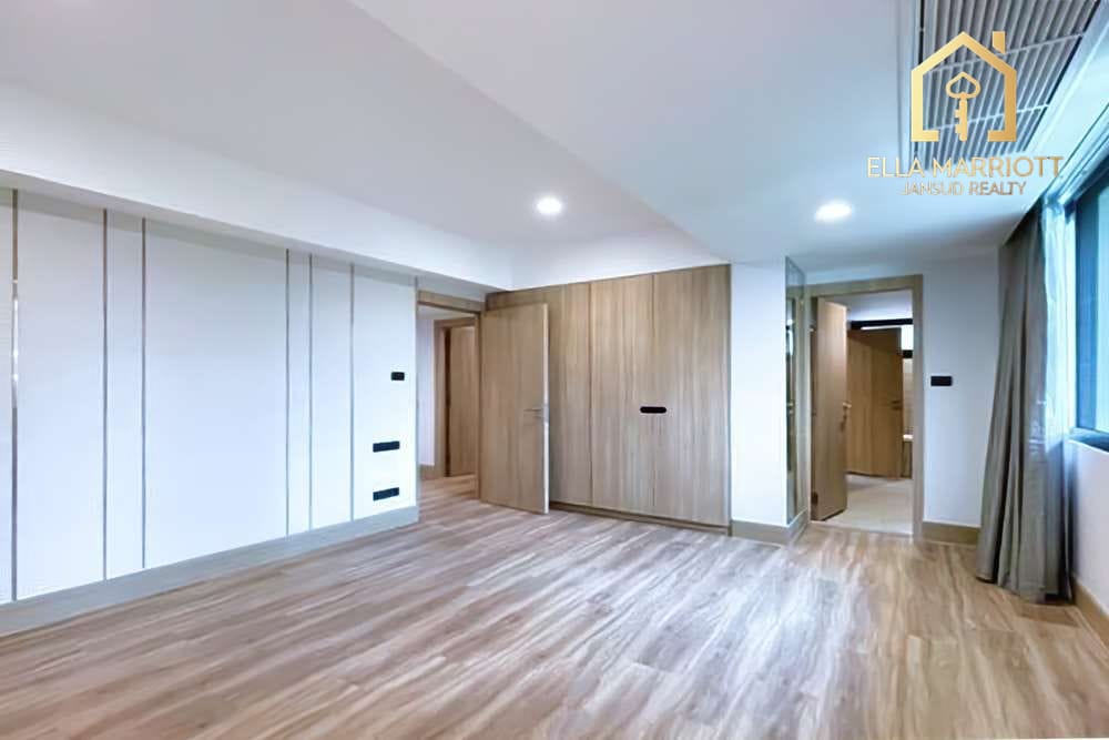 Stylishly Renovated 4 Bedroom Unit Just Steps Away from BTS Promphong! 11
