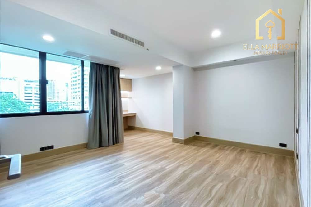 Stylishly Renovated 4 Bedroom Unit Just Steps Away from BTS Promphong! 12