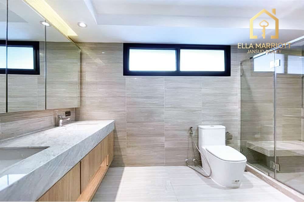 Stylishly Renovated 4 Bedroom Unit Just Steps Away from BTS Promphong! 13