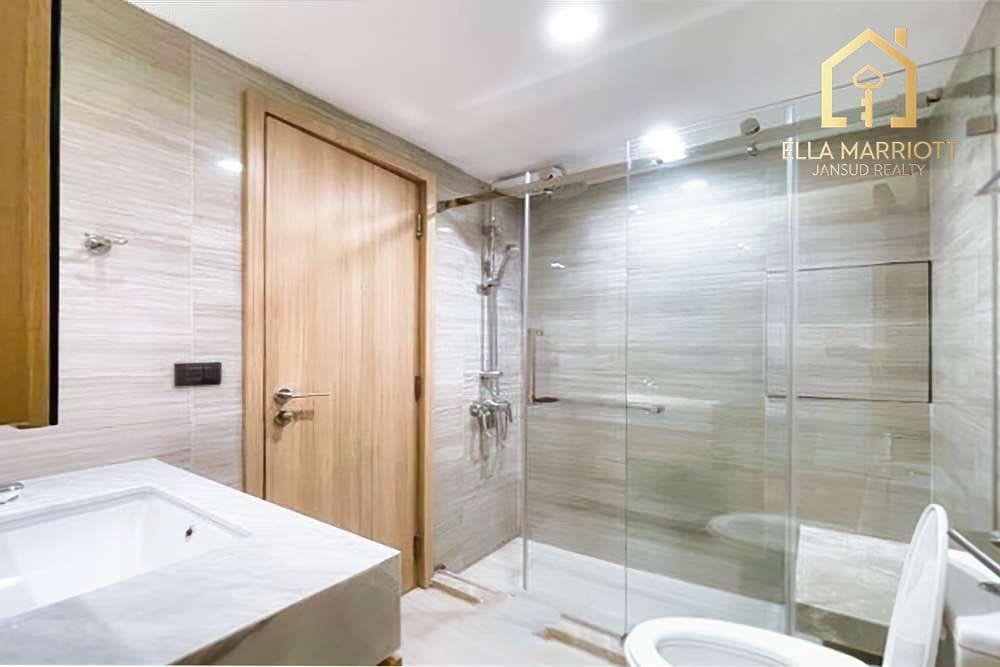 Stylishly Renovated 4 Bedroom Unit Just Steps Away from BTS Promphong! 14