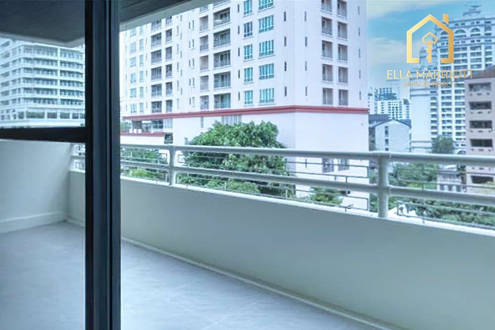 Stylishly Renovated 4 Bedroom Unit Just Steps Away from BTS Promphong! 15