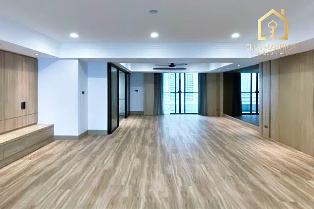 Stylishly Renovated 4 Bedroom Unit Just Steps Away from BTS Promphong! 2