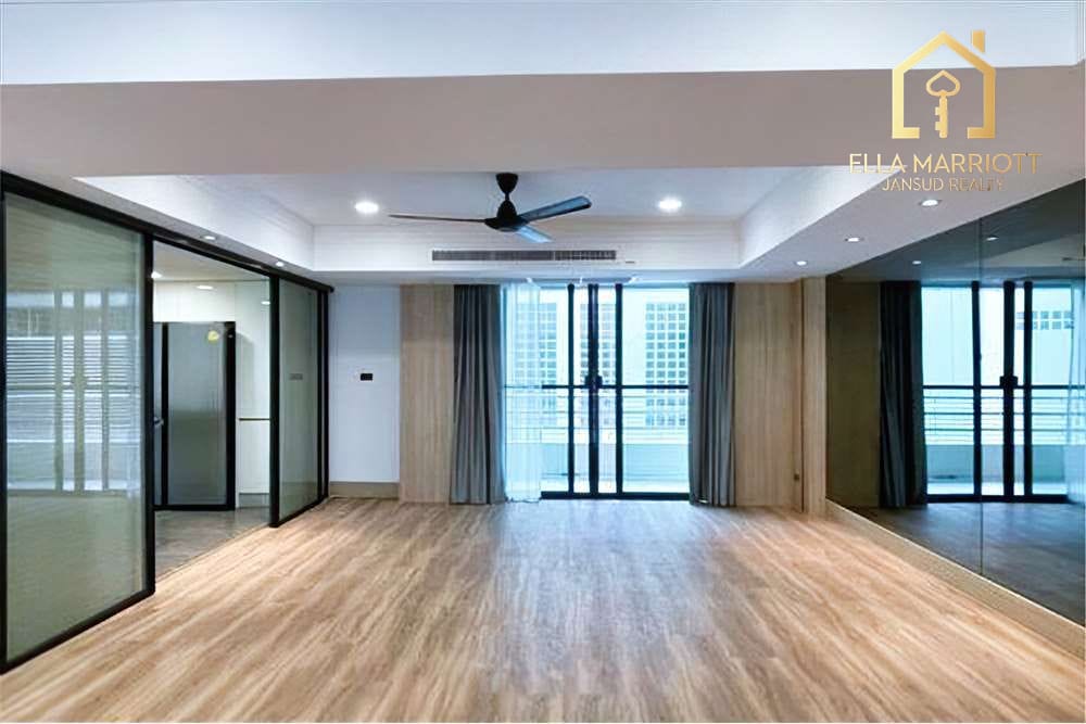 Stylishly Renovated 4 Bedroom Unit Just Steps Away from BTS Promphong! 3