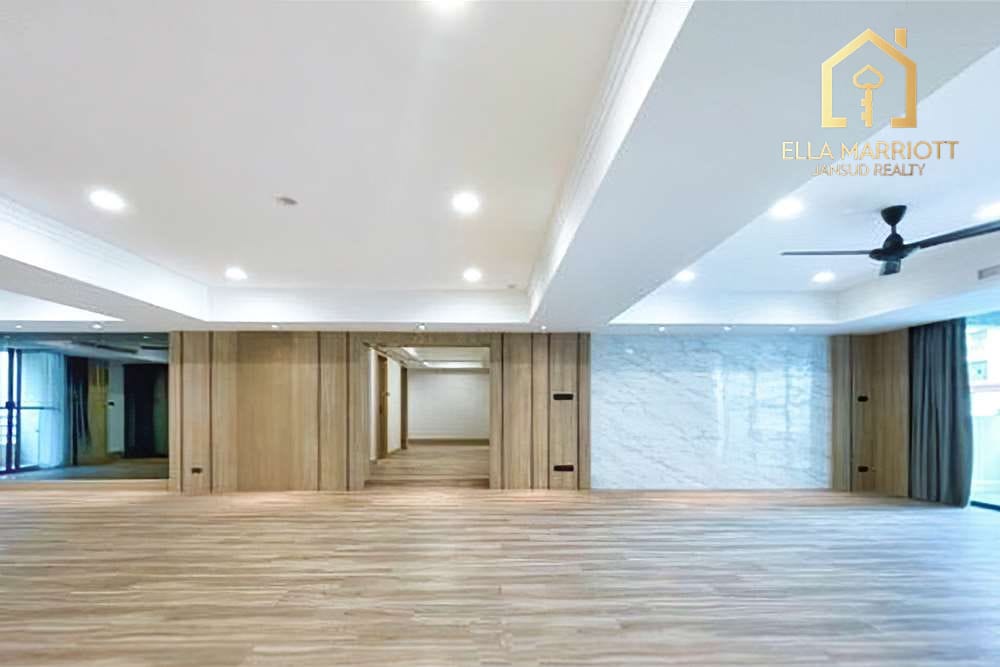 Stylishly Renovated 4 Bedroom Unit Just Steps Away from BTS Promphong! 5