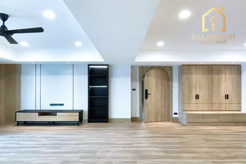 Stylishly Renovated 4 Bedroom Unit Just Steps Away from BTS Promphong! 6