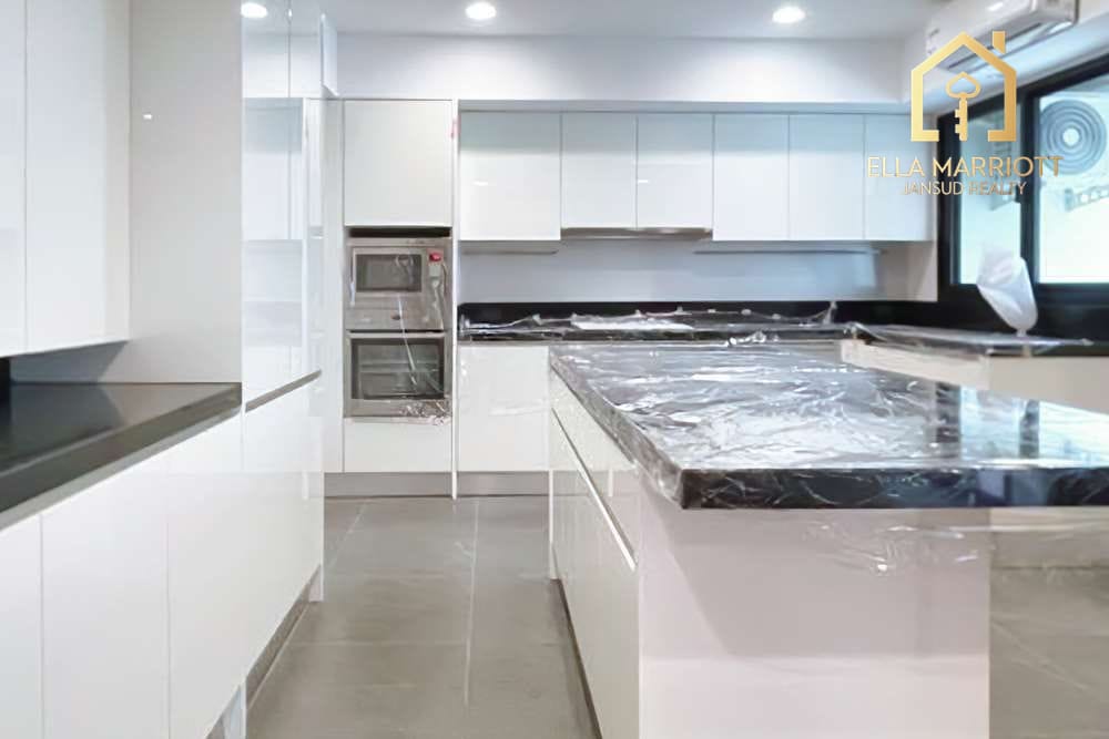 Stylishly Renovated 4 Bedroom Unit Just Steps Away from BTS Promphong! 7