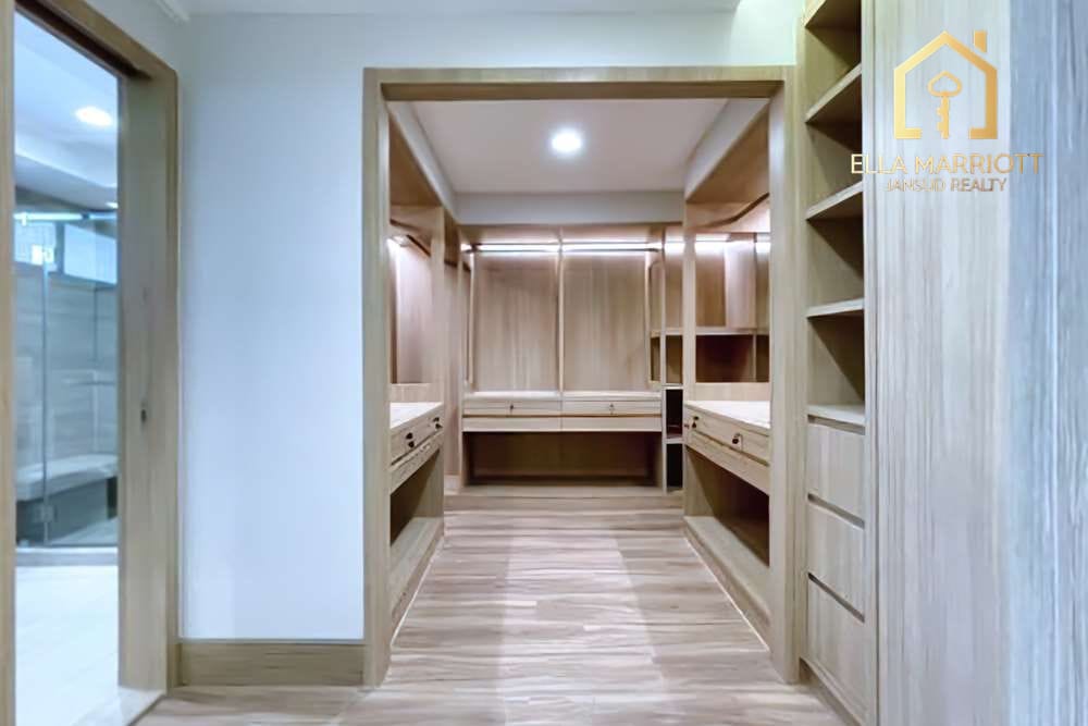 Stylishly Renovated 4 Bedroom Unit Just Steps Away from BTS Promphong! 8