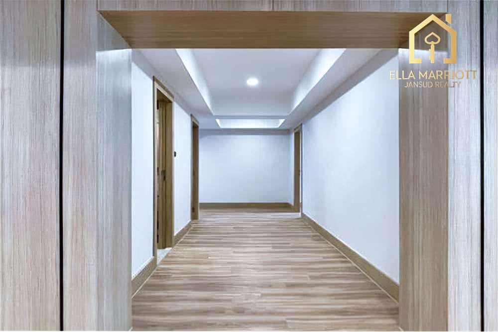 Stylishly Renovated 4 Bedroom Unit Just Steps Away from BTS Promphong! 9