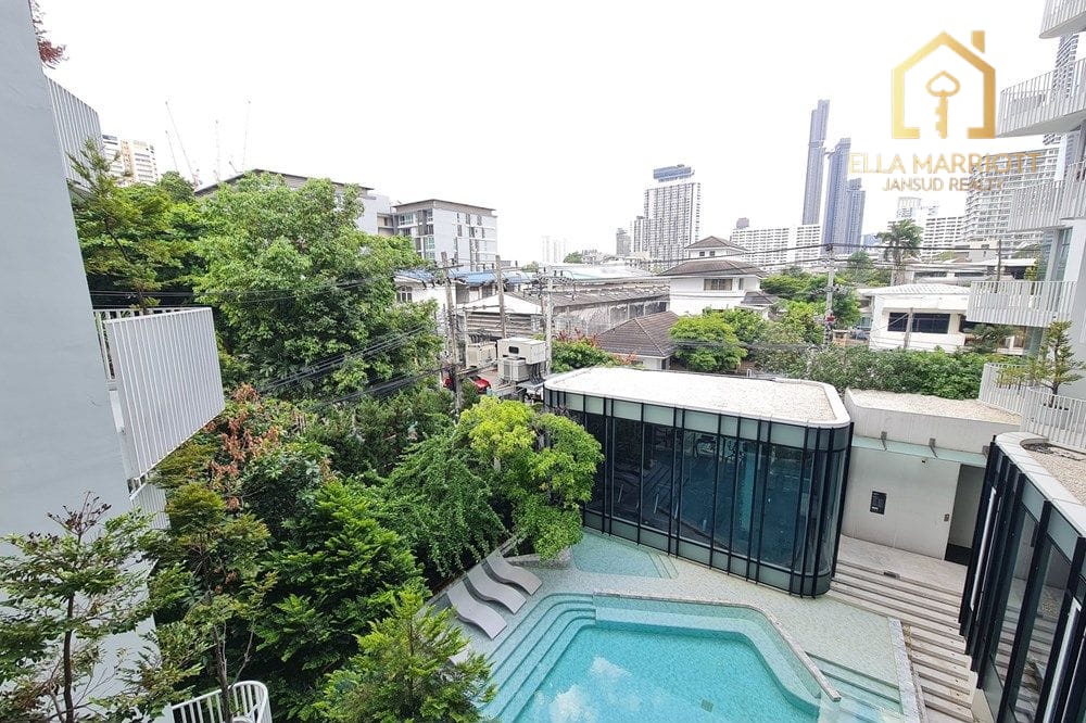 Prime Thonglor 2 Bedroom Corner Condo with Pool View - Perfect Investment Opportunity 10