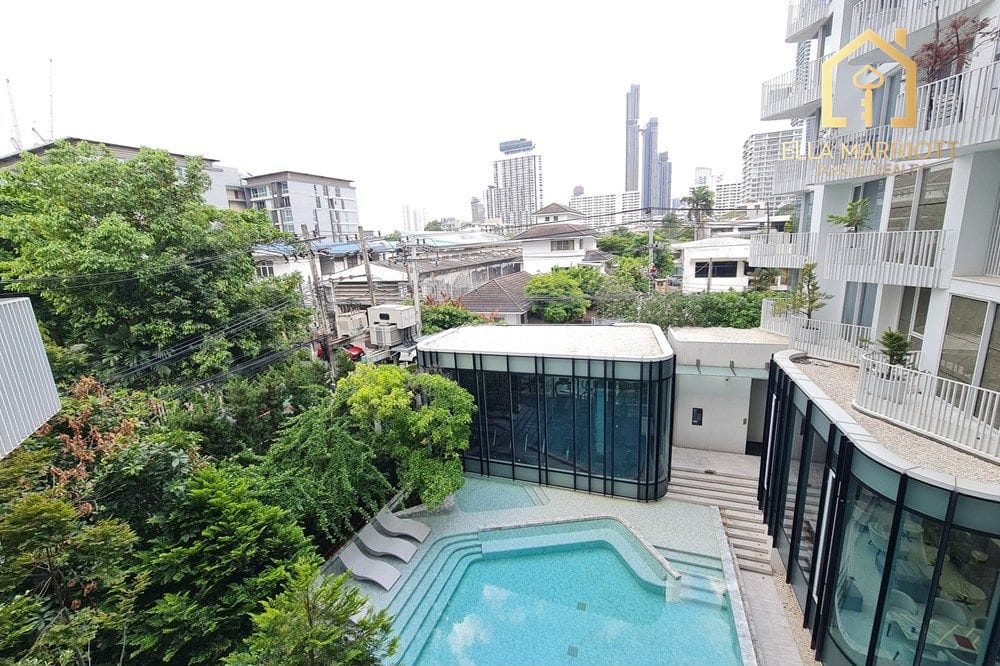 Prime Thonglor 2 Bedroom Corner Condo with Pool View - Perfect Investment Opportunity 4