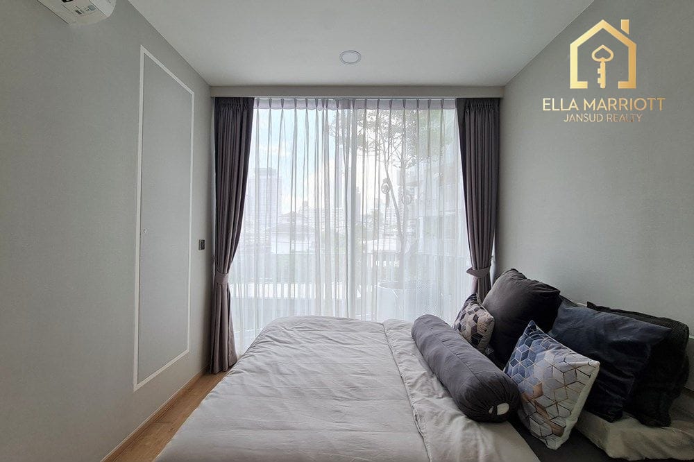 Prime Thonglor 2 Bedroom Corner Condo with Pool View - Perfect Investment Opportunity 7