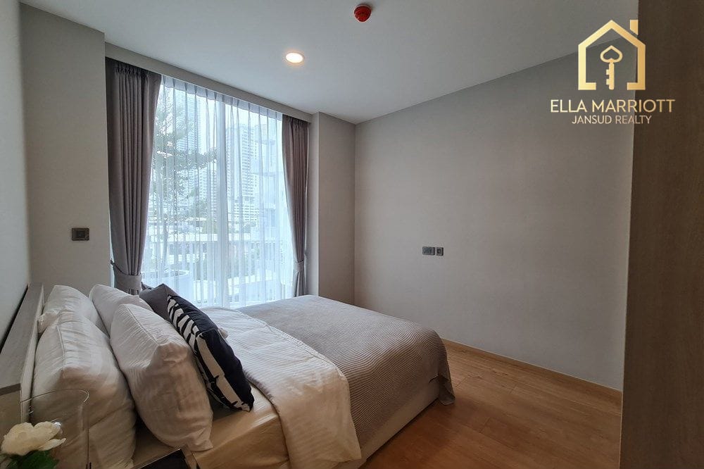 Prime Thonglor 2 Bedroom Corner Condo with Pool View - Perfect Investment Opportunity 8