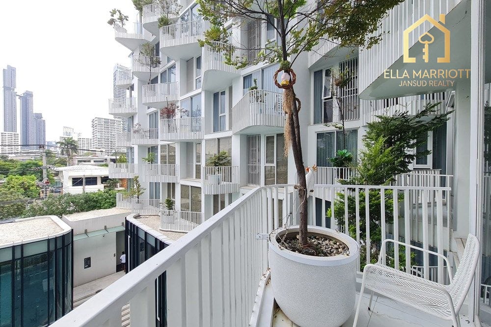 Prime Thonglor 2 Bedroom Corner Condo with Pool View - Perfect Investment Opportunity 9