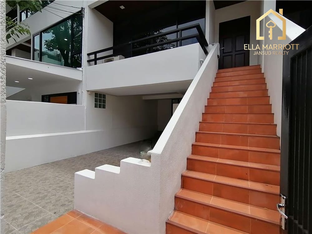 Reihenhaus mit 2 Schlafzimmern zur Miete in Sukhumvit 39 nahe BTS 3