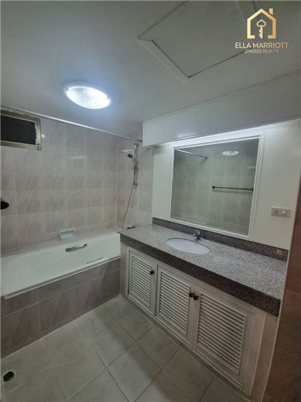 300 qm neu renovierte Maisonette-Wohnung zu vermieten in Sukhumvit 24 - Haustierfreundlich. 9