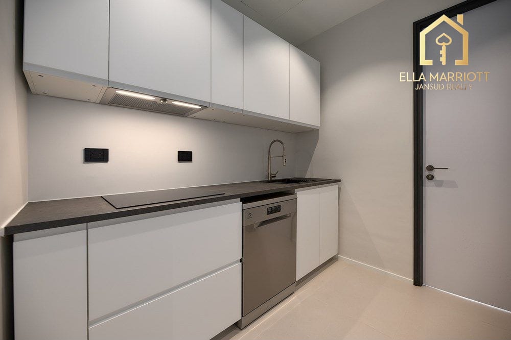 Luxurious 473sqm Duplex Penthouse with Private Jacuzzi in Thonglor, 12 mins Walk to BTS Thong Lo 23