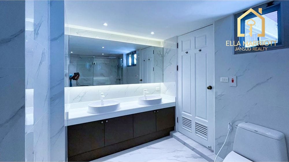 4-Bedroom Condo for Rent in Asoke 10