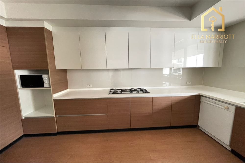 Geräumige 3+1 Schlafzimmer Wohnung zur Miete | 260 m² nahe NIST Schule 14