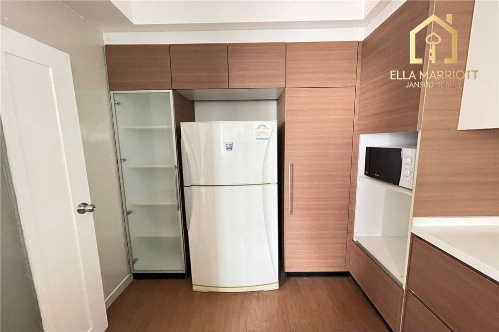 Geräumige 3+1 Schlafzimmer Wohnung zur Miete | 260 m² nahe NIST Schule 15