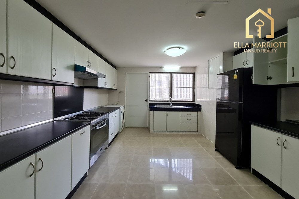 Pet-Friendly Duplex Apartment | Spacious with Open Views 8