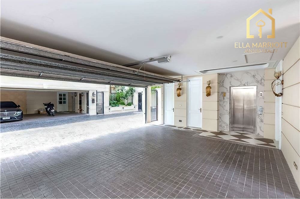 Zum Verkauf: Exklusives Luxus-Einfamilienhaus mit 5 Schlafzimmern in privater Wohnanlage. 3