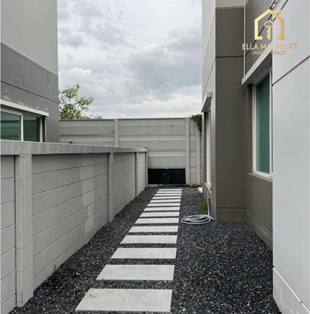 4-Bedroom Detached House at Lat Krabang Oasis with Sea Views 16
