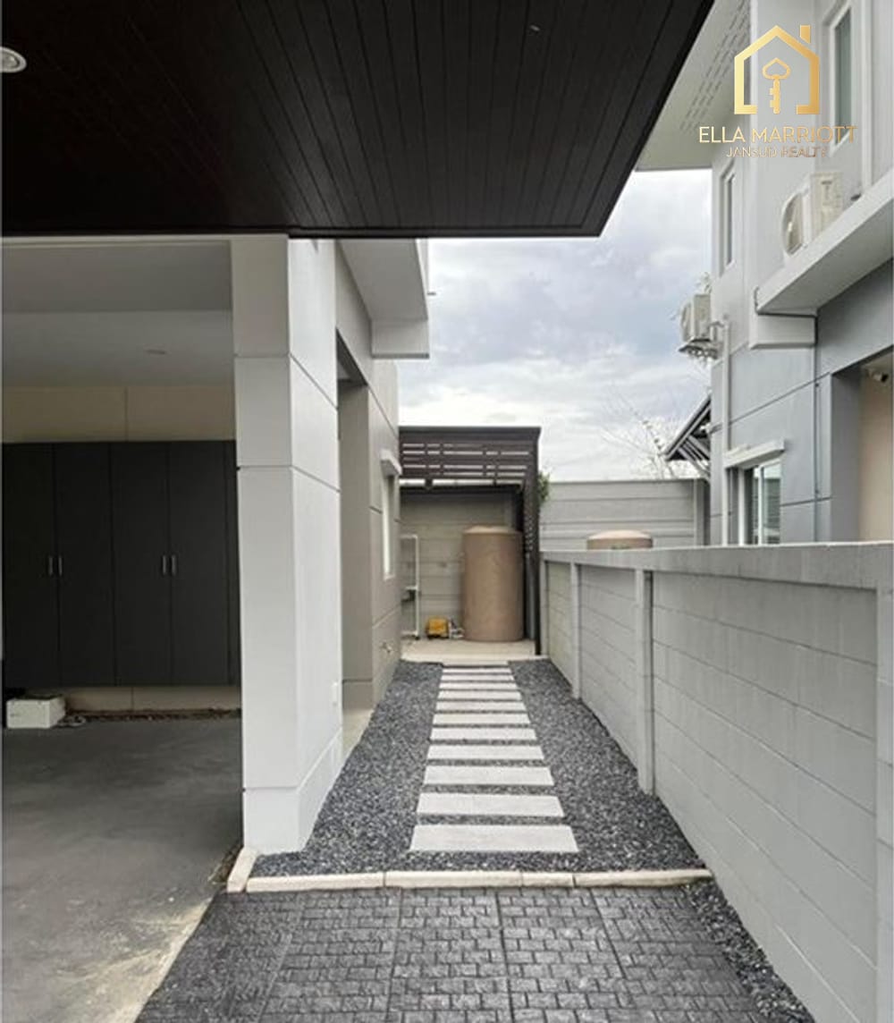 4-Bedroom Detached House at Lat Krabang Oasis with Sea Views 18