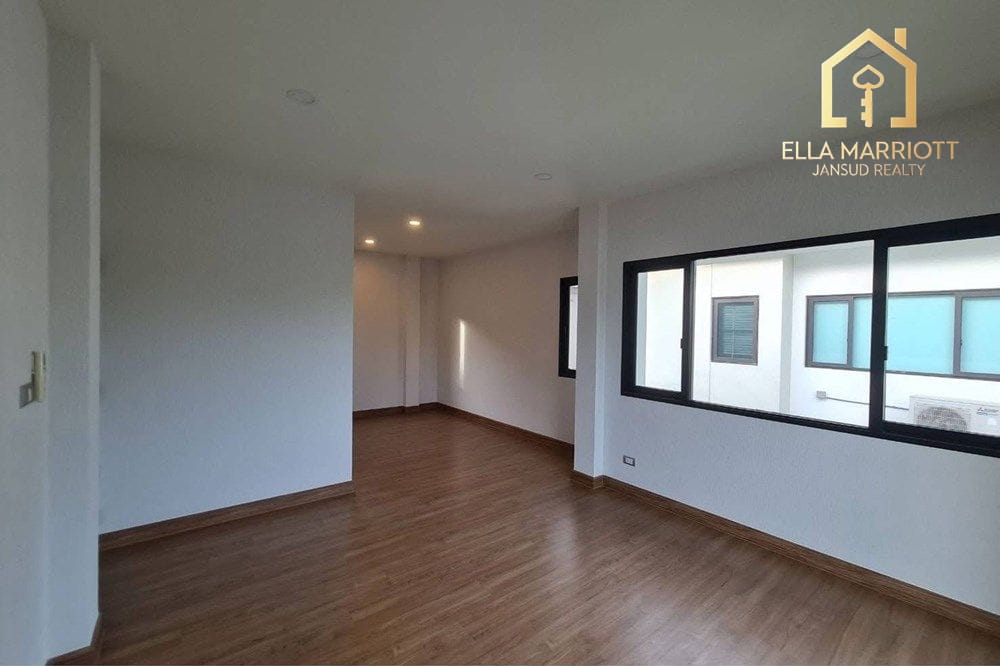 Modern Pet-Friendly Detached Home for Sale in Bang Na 6