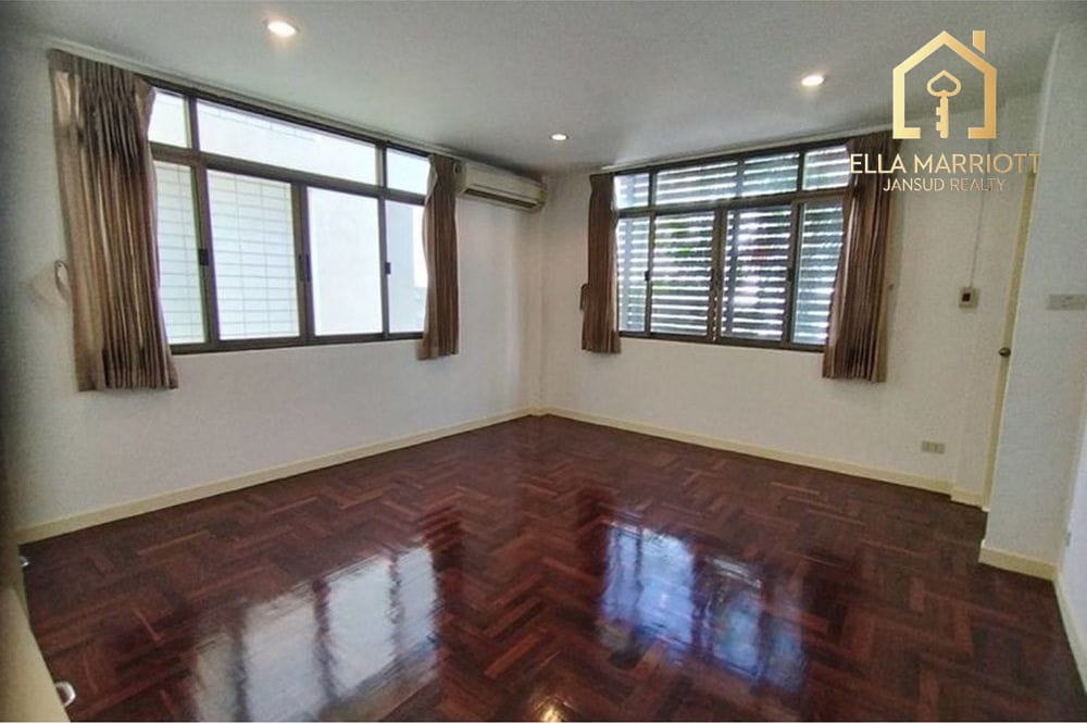 Spacious 4-Bedroom Townhouse with Garden for Rent in Sukhumvit 31 10